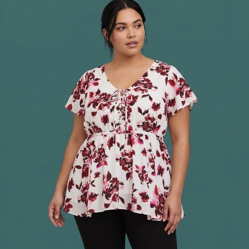Torrid Blouse Womens 2 Babydoll White Pink Floral Lace Up Flutter Sleeve EUC